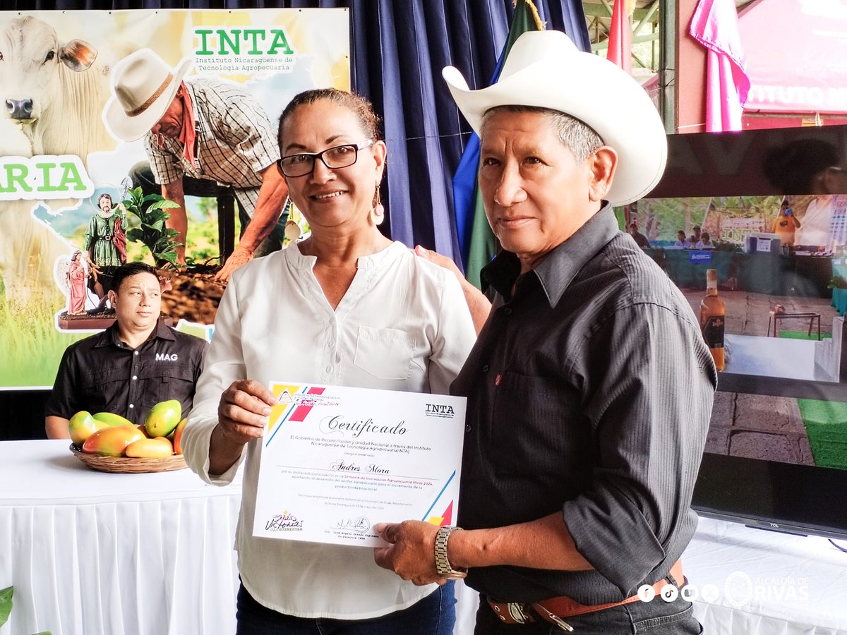 AlcRivas29's tweet photo. Finaliza la Semana de la Innovación Agropecuaria qué el SNPCC en conjunto a la Alcaldía de Rivas, llevo a los estudiantes y productores, con el objetivo de capacitar y conocer las nuevas tecnologías en el ámbito agropecuario. #GobiernosLocalesNi https://t.co/g6TcKrHRVD