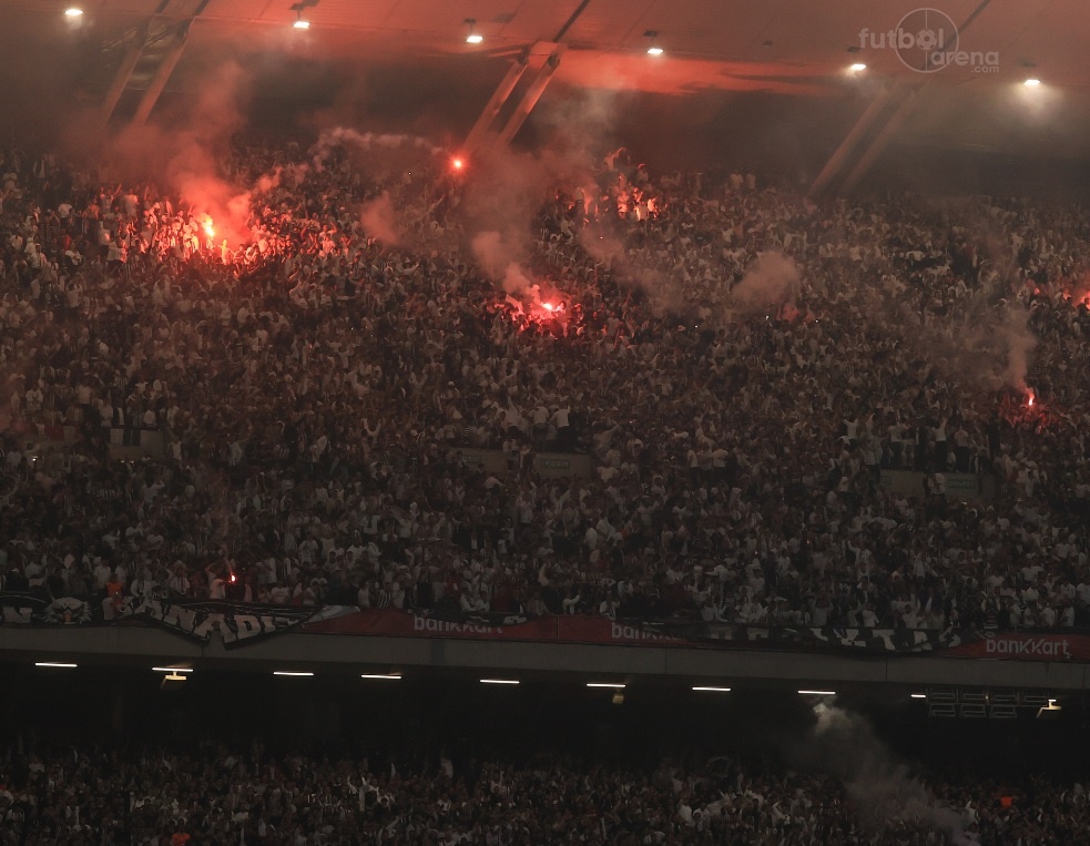futbolarena's tweet photo. Beşiktaş tribünleri. https://t.co/MWlL6yCNW8