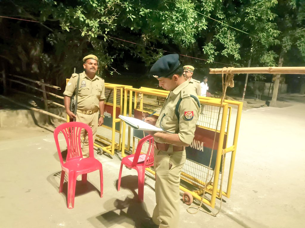 gondapolice's tweet photo. #ADD_SPEAST श्री मनोज रावत द्वारा देर रात्रि नवीन गल्ला मंडी स्थित स्ट्रांग रूम का निरीक्षण किया गया तथा सुरक्षा व्यवस्था में लगे पुलिस बल, अर्द्धसैनिक बल एवं सम्बन्धित अधिकारीगण को आवश्यक दिशा निर्देश दिए ।
#uppolice https://t.co/UgzDWzCwn6
