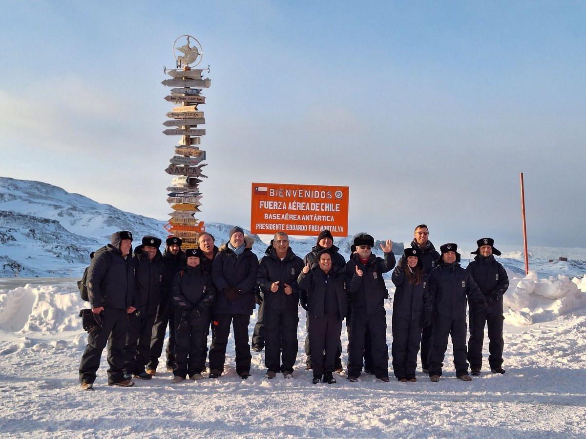 infogatecl's tweet photo. 🔴 Comisión de Defensa de la @Camara_cl sesionó en la #BasePresidenteFrei en la #AntarticaChilena con ministra de Defensa #MayaFernandez "en un acto de soberanía transversal político". Los detalles 👉 https://t.co/aDL8XLyqnd https://t.co/95ZBjw21t4