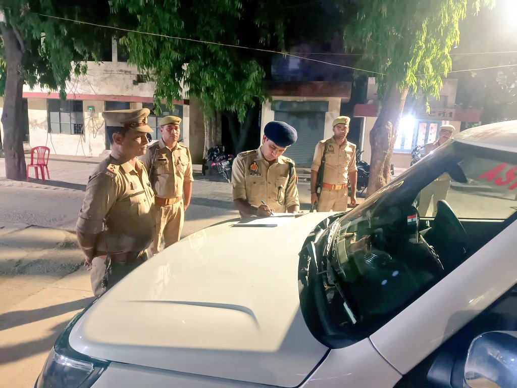 gondapolice's tweet photo. #ADD_SPEAST श्री मनोज रावत द्वारा देर रात्रि नवीन गल्ला मंडी स्थित स्ट्रांग रूम का निरीक्षण किया गया तथा सुरक्षा व्यवस्था में लगे पुलिस बल, अर्द्धसैनिक बल एवं सम्बन्धित अधिकारीगण को आवश्यक दिशा निर्देश दिए ।
#uppolice https://t.co/UgzDWzCwn6