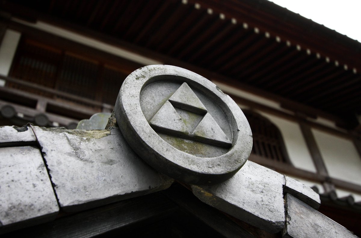 PixelFusionPro's tweet photo. If it is the Triforce, it's likely a reference to the Hojo Clan and their crest, the Mitsuuroko, which is three triangles.  It represents divine scales they received as blessings from dragons.  The clan existed around Kyoto, what the BotW map is based on. (3/4) #TotKTriforce https://t.co/wyNHpHhBiR