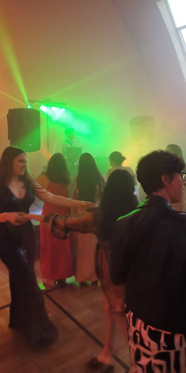 LPCasteret's tweet photo. Bal de promo 2024
La MDL a mis les petits plats dans les grands pour fêter l'année scolaire. DJ pro, machine à selfies, boissons soft et gourmandises confectionnées par les classes de CAP PSR.
Belle ambiance conviviale et fraternelle en cette soirée ! 👏 à la Vie Sco pr l'orga. https://t.co/pUZ0HnGKPL