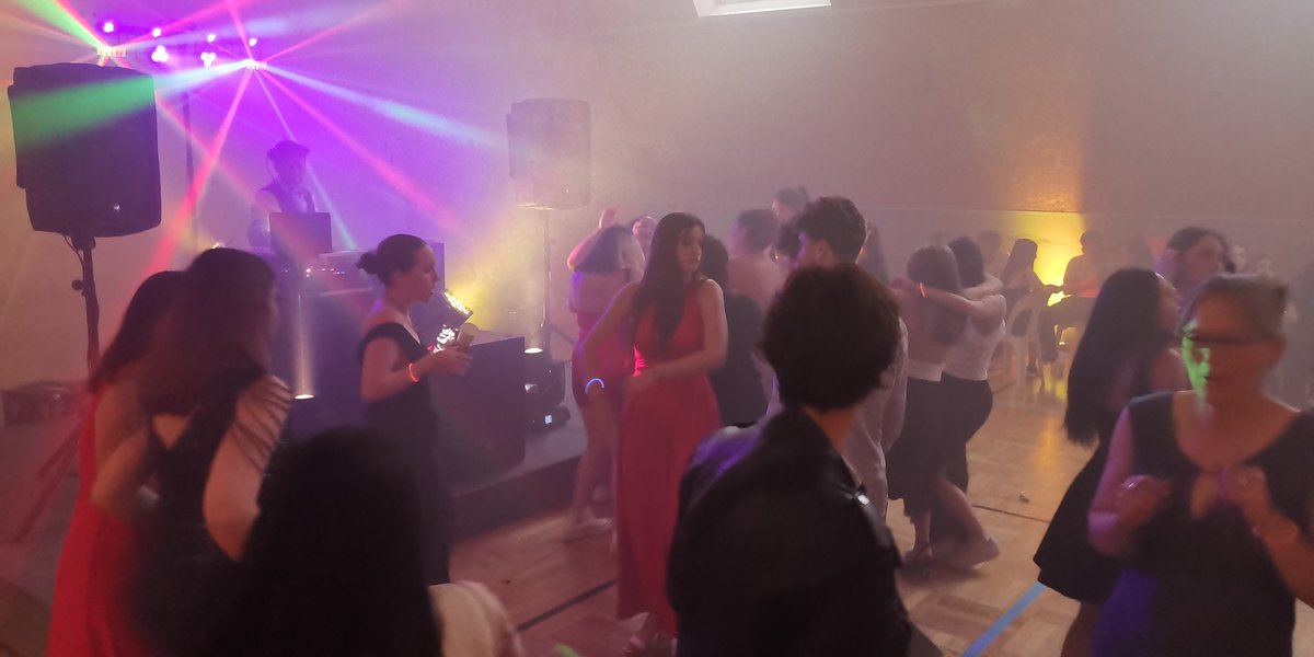 LPCasteret's tweet photo. Bal de promo 2024
La MDL a mis les petits plats dans les grands pour fêter l'année scolaire. DJ pro, machine à selfies, boissons soft et gourmandises confectionnées par les classes de CAP PSR.
Belle ambiance conviviale et fraternelle en cette soirée ! 👏 à la Vie Sco pr l'orga. https://t.co/pUZ0HnGKPL