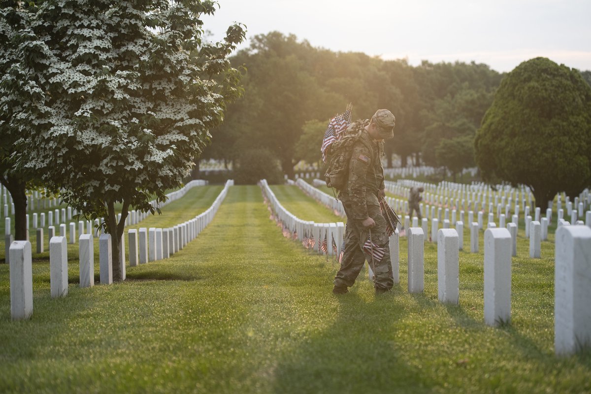 Today, Soldiers from the @USArmyOldGuard placed U.S. flags at gravesites. This was the 76th anniversary of 'Flags In' where over 1,500 service members placed more than 260,000 flags at every gravesite and niche column at ANC. 📷 U.S. Army photo by Elizabeth Fraser