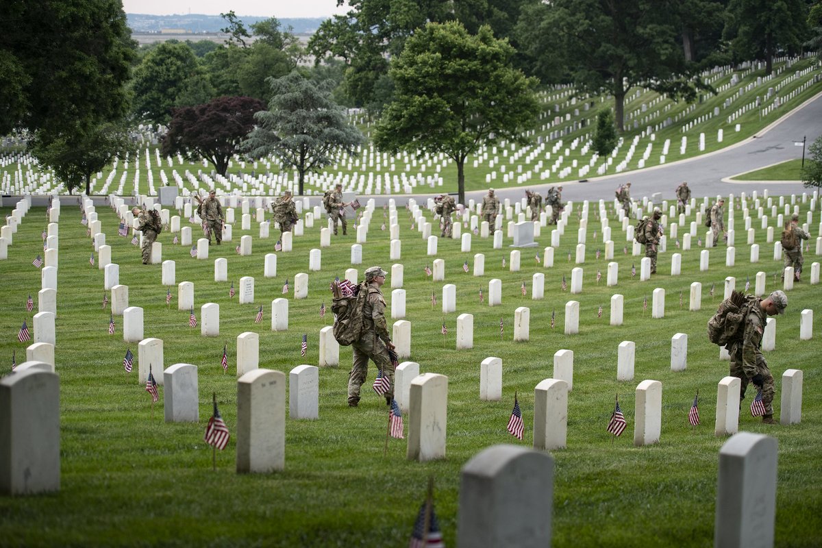 ArlingtonNatl's tweet photo. Today, Soldiers from the @USArmyOldGuard placed U.S. flags at gravesites.

This was the 76th anniversary of "Flags In" where over 1,500 service members placed more than 260,000 flags at every gravesite and niche column at ANC. 

📷 U.S. Army photo by Elizabeth Fraser https://t.co/u8wPTGJeht