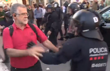 PajaroMolotov's tweet photo. @324cat Imagina anar amb armilla antibales, un casc, una porra i tot i aixi retrocedir quan un paio simplement rep els teus cops sense immutar-se i continua tirant cap endavant.  HEROI. https://t.co/dxAkl4Lcwb