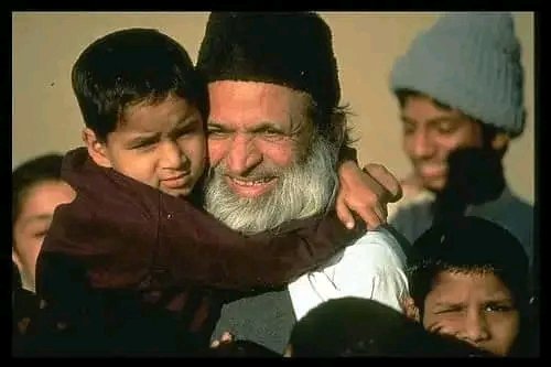 fizzamemon786's tweet photo. ملک میں عبد الستار ایدھی اور ڈاکٹر روتھ فاؤ کے مجسمے لگائیں تاکہ نئی نسل کو معلوم ہو کہ اس ملک میں کبھی انسان بھی بسا کرتے تھے!! https://t.co/kzo4wnlDbP