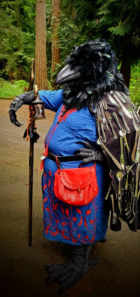 3rdEyeCat's tweet photo. I know I haven't posted in forever, but hi 👋 

I made my kenku character Kreak to wear to my local Renn Faires. The crow-core cloak ✨

#RenaissanceFaire #dnd #kenku #crowcore https://t.co/Y4S8nqgGk4