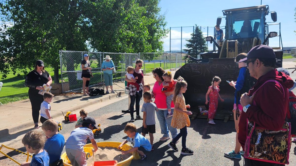 Our Public Works Play Date is on June 7! Join us at the event from 9 a.m. to 1 p.m. at Dove Valley Regional Park. Kids can jump in the driver's seat of big road and bridge vehicles, learn crosswalk safety, scan a microchip, plan a city and more! Details: arapahoeco.gov/news_detail_T1…