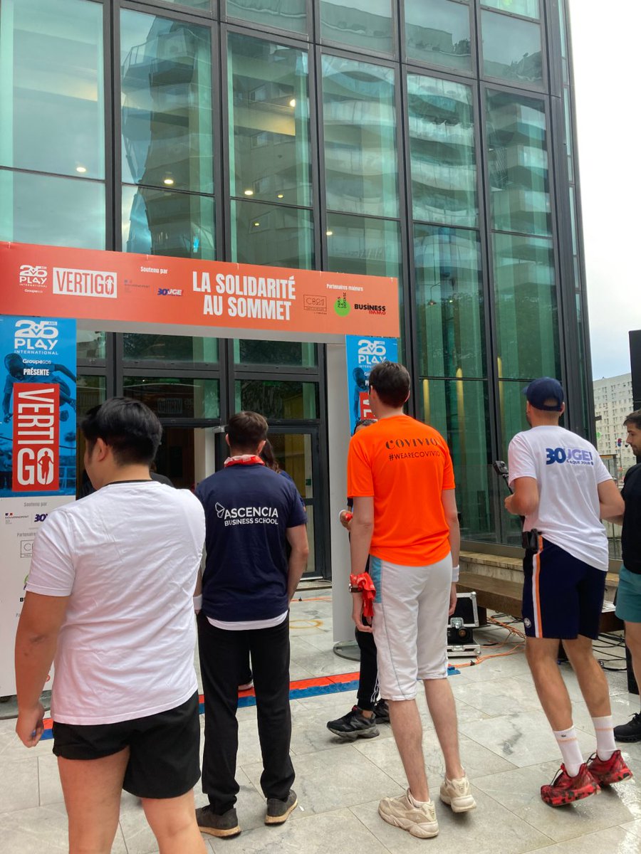 Prendre l’ascenseur ? Non merci !

Aujourd'hui a lieu la course Vertigo 🔝
Labellisée #GCN2024, cette course verticale s'attaque aux escaliers de la #TourCB21 de <a href="/covivio_/">Covivio</a> à <a href="/ParisLaDefense/">Paris La Défense</a> avec ses 188 mètres, 42 étages et 977 marches 🏃🏻‍♀️🏙🏃
 
Bravo aux participants qui