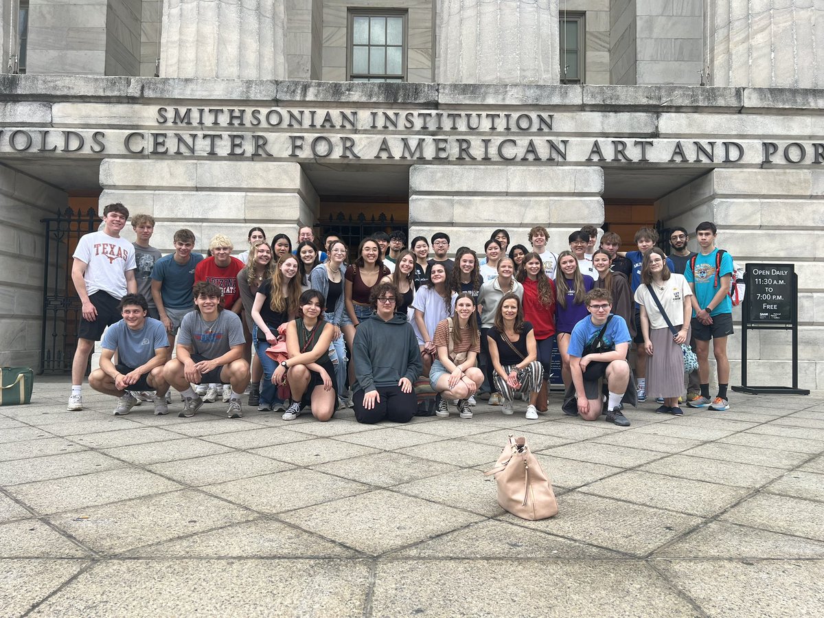AngTaggart's tweet image. Had such a great time with my AP Langers today @smithsoniannpg We celebrated the end of testing and looked at portraiture to round out our Memoir unit as they begin thinking about telling their own stories for the college essay. How do artists and writers tell stories? @OaktonHS