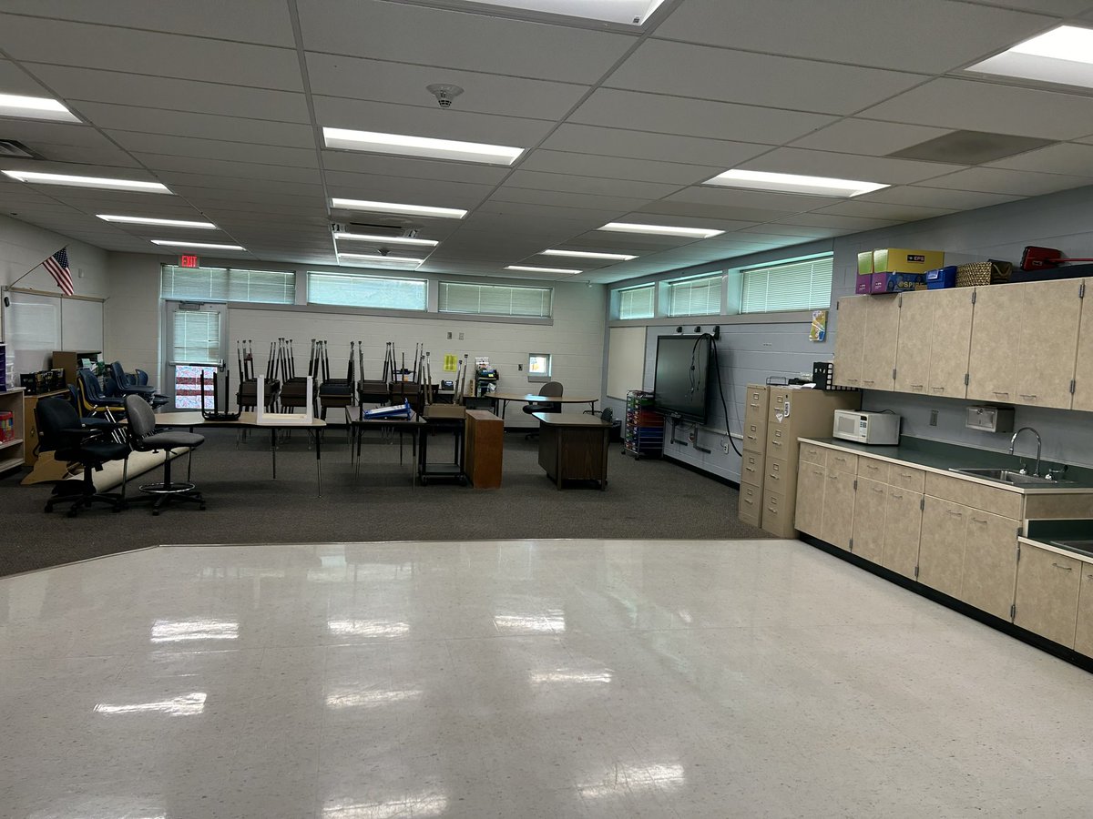 hawth0rnesclass's tweet photo. Year 9 completed… survived my first year of teaching elementary 🤪 I absolutely loved it! Room 10 the place where “Broken Crayons Still Color” @gcschools  @mauldineagles https://t.co/X87G3ktJa3