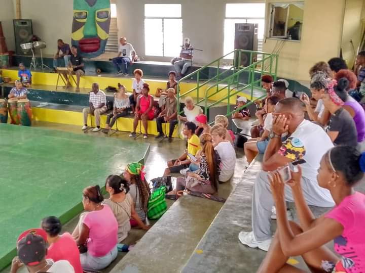 ahsjovenescuba's tweet photo. 👉 Clase magistral desde la sede de la compañía Babul a cargo de la maestra Marveyis Martínez, primera bailarina y regisseur.
👌Un programa de lujo. Maravillosa oportunidad para intercambiar #Arte y experiencias... 😊🤩
#AHSCuba #ElArteNosUne #EventosAHS #CubaEsCultura https://t.co/Pb2I333YLM