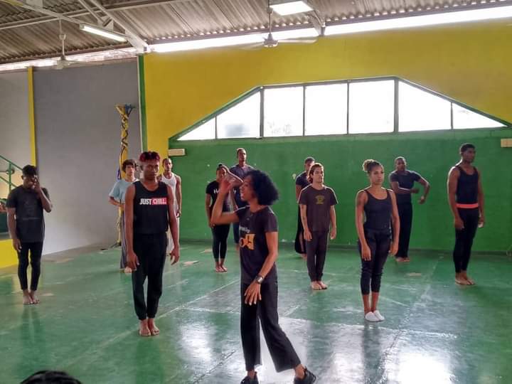 ahsjovenescuba's tweet photo. 👉 Clase magistral desde la sede de la compañía Babul a cargo de la maestra Marveyis Martínez, primera bailarina y regisseur.
👌Un programa de lujo. Maravillosa oportunidad para intercambiar #Arte y experiencias... 😊🤩
#AHSCuba #ElArteNosUne #EventosAHS #CubaEsCultura https://t.co/Pb2I333YLM