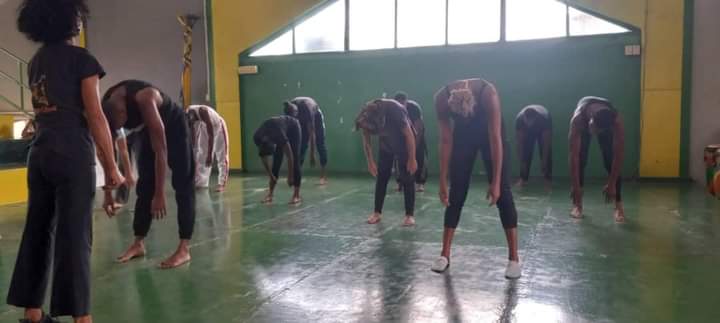 ahsjovenescuba's tweet photo. 👉 Clase magistral desde la sede de la compañía Babul a cargo de la maestra Marveyis Martínez, primera bailarina y regisseur.
👌Un programa de lujo. Maravillosa oportunidad para intercambiar #Arte y experiencias... 😊🤩
#AHSCuba #ElArteNosUne #EventosAHS #CubaEsCultura https://t.co/Pb2I333YLM