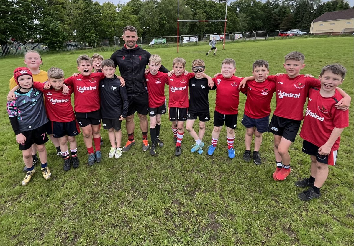 prosser80's tweet photo. @BRFC_Junior U9s would like to thank  @Joseph_Thomas10 from @WRU_Community @Breezey_boy on helping us prepare for next season. 🏉🔴⚪️ thank you 🙏 the boys loved it!!! https://t.co/MTuOwN8enE