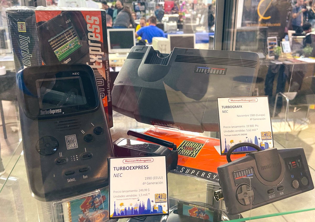 MUVIC_CAT's tweet photo. @ElFuns Y aquí una #Turboexpress (o PC Enginge GT en Japón). En la época de #GameBoy, #GameGear o #Lynx esta monstruosidad ¡podía hacer correr los mismos cartuchos que la 16bits de Turbografx! https://t.co/MZ39OgpF04
