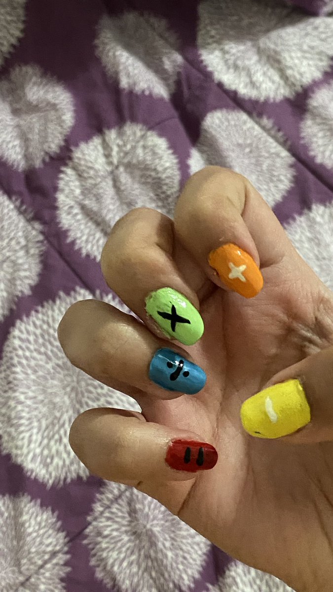 newangelia's tweet photo. did my nails for tomorrow! day 1 we’re ready for youuuu, left side is luke, right side is ed! @Luke5SOS @bpstanexp @edsheeran #bostoncalling #edsherran #lukehemmings https://t.co/d76huR3H5W