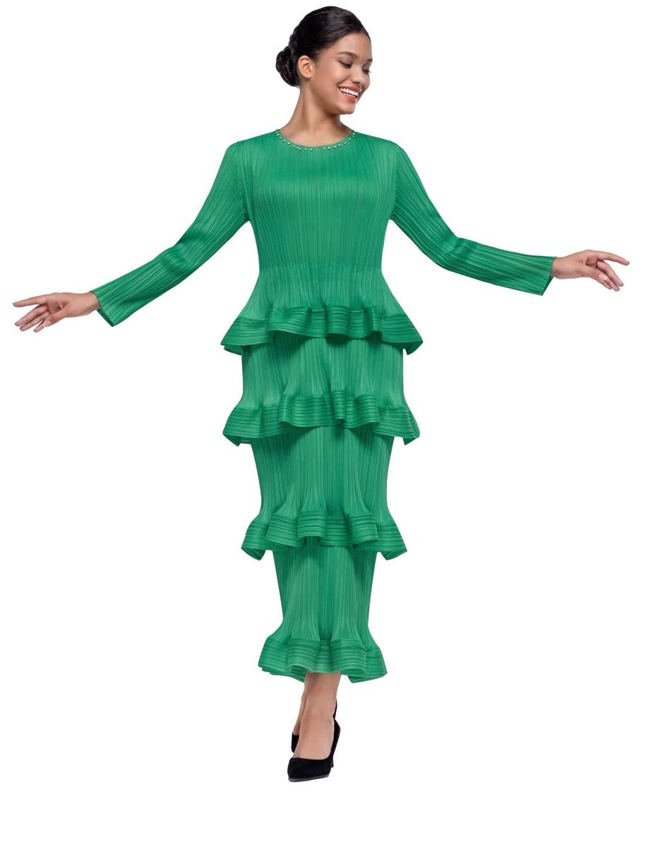 Serafina 6445 Emerald Stretch Dress 
divasdenfashion.com/products/seraf… 

#DivasDenFashion #ruffledress #blackdress #maxidress #purpledress #greendress #funeralfashion #serafina #cogicfashions #cogicgrand #curvygirlsrock #luxefashion #Couturefashion #churchfashion #voluptuousfashion #curvy