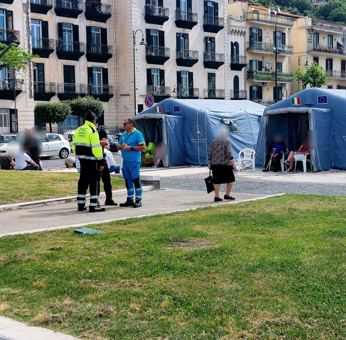 SipemSoSFed's tweet photo. @DPCgov Da lunedì sera fino ancora oggi i volontari SIPEM SoS Campania stanno portando assistenza e supporto psicosociale ai cittadini dell'area flegrea
#costruiamolegami https://t.co/sj16GRpnnU