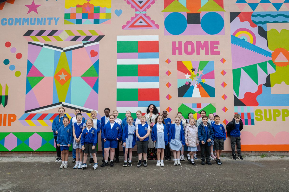 A colourful new mural co-created by Stockbridge-born, Liverpool-based artist <a href="/CHERIEGRIST/">CHERIE GRIST</a>, local residents and schoolchildren with <a href="/TheHeartofGlass/">HeartofGlass</a>
has been unveiled on a gable end of Stockbridge Village’s main row of shops.
This and more NW arts news: bit.ly/storedhoney210…