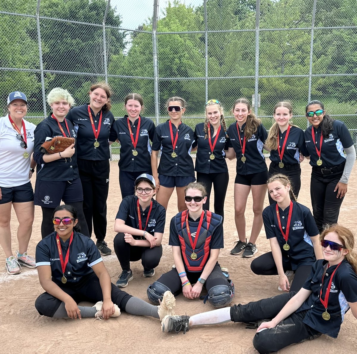 Champions! Congratulations to #trafalgarcastleschool's Softball team who took the win in yesterday's championships! What a way to end an exciting season! Go Dragons!

#nothingaTrafalgargirlcanthandle #schoolforgirls #boardingschool #athletics #softball @CISOntario @CAISboarding