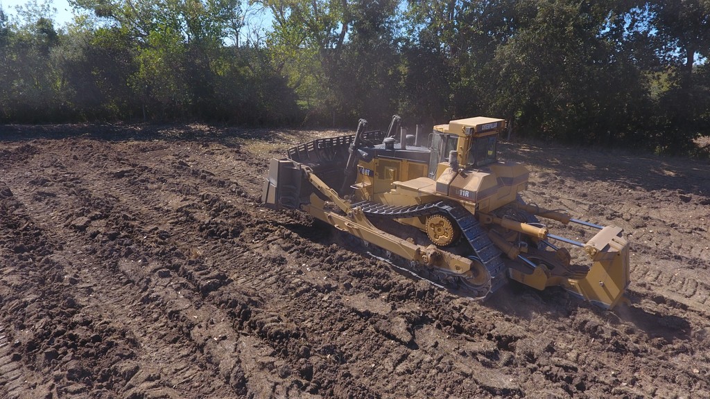 Ground prep is essential in farming, and so is the right lubricant. Our agricultural lubricants are a fundamental component for the efficiency and longevity of your machinery.