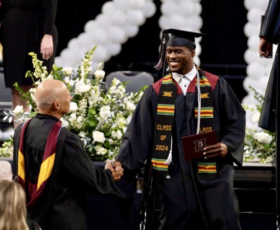 msraeblack's tweet image. Congratulations @Jaylen_A_Jones love the stole! #BSU @ChandlerUnified