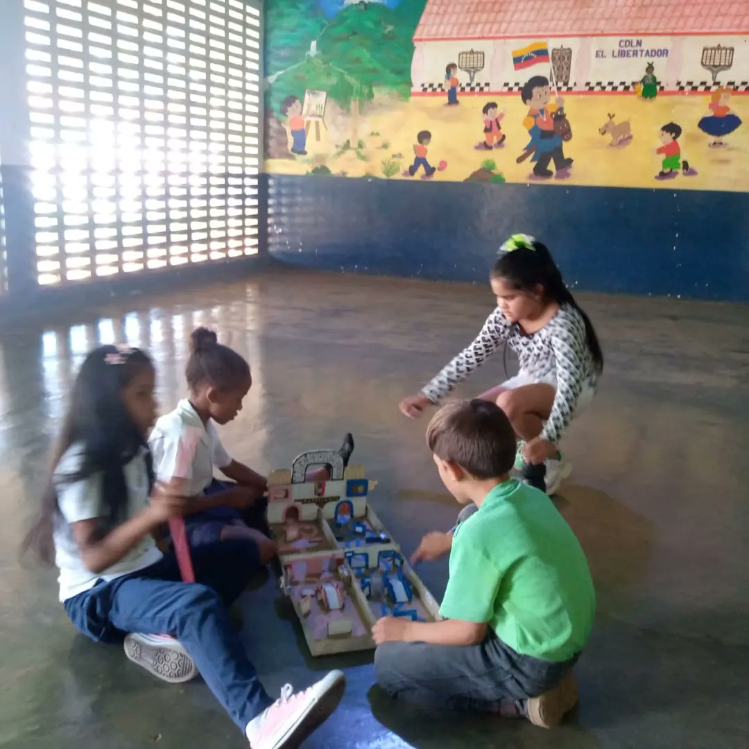 Copia, dictado, caligrafías, matemáticas divertidas y juegos didácticos, fueron las tareas asignadas a los niños y niñas de la CDLN El Libertador.
#FrnsEdoBolívar
#GestiónAngelMarcano
@nicolasmaduro
@conciliaflores
@fnnsimon
@yajairaapsuv
@amarcanopsuv
@_laavanzadora