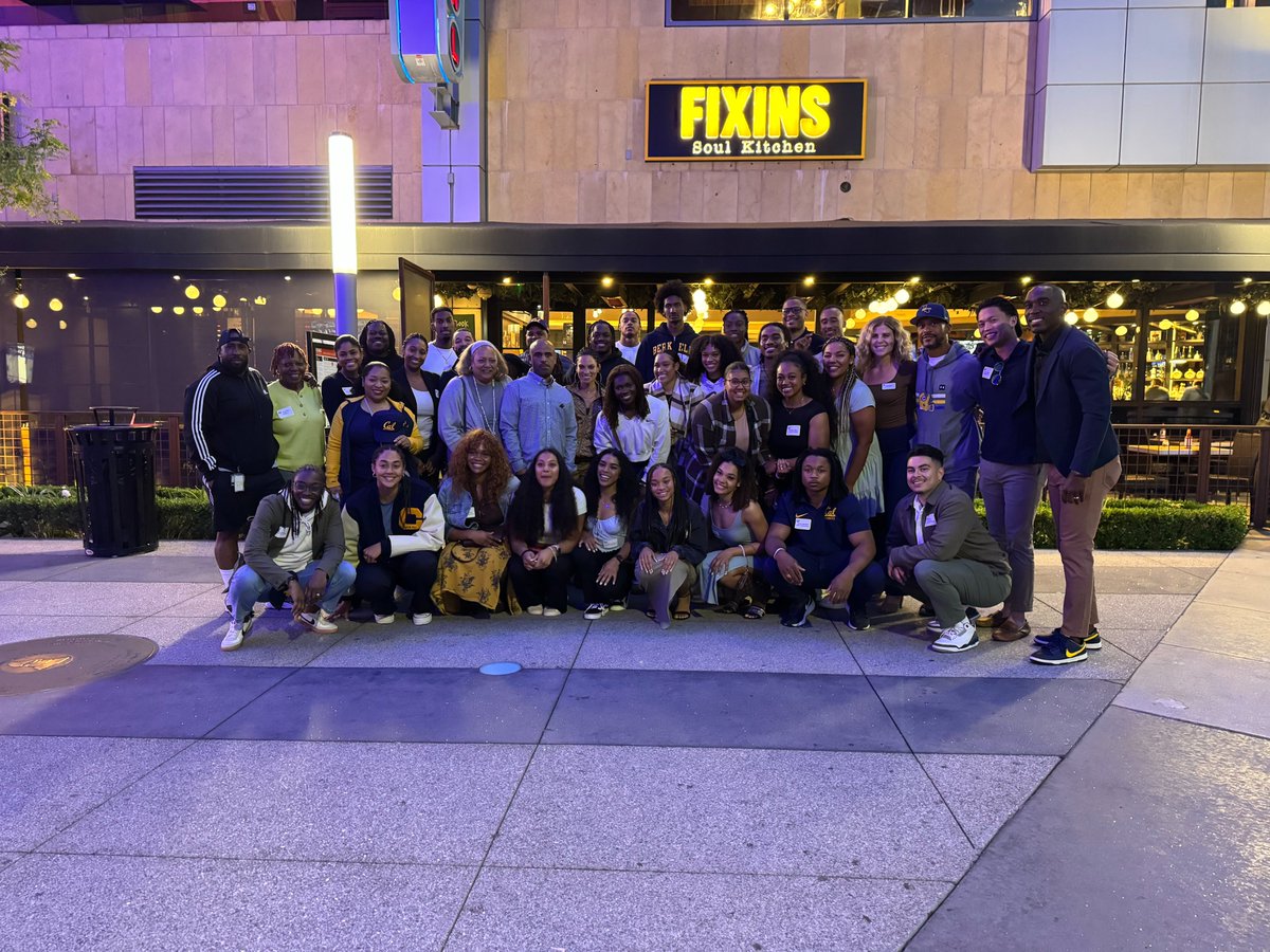 CalAthFund's tweet photo. Incredible night @FixinsKitchens in Downtown LA to kickoff the @BSASummit hosted by USC this week! Weβre so thankful to partner with our @CalDeibj office to connect alums and supporters in the region with our student-athletes! π»
We would also like to give a huge THANK YOU to @KJ_MayorJohnson for hosting our Golden Bears. We are so lucky to have you in the Cal Family! #RollOnYouBears