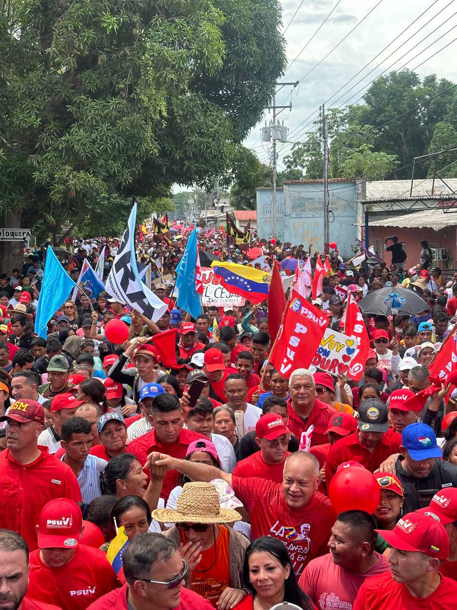 ConElMazoDando's tweet photo. #ConChávezYMaduroPaLoQueSea AMAZONAS - ATURES | Este jueves 23 de mayo, el Primer Vicepresidente del Partido Socialista Unido de Venezuela (@PartidoPSUV), Diosdado Cabello Rondón (@dcabellor), salió a la calle junto al Pueblo chavista del Municipio Atures en el estado Amazonas, a marchar en rechazo a las sanciones y el bloqueo contra Venezuela y para mostrar su apoyo al Presidente Nicolás Maduro (@NicolasMaduro) rumbo a la victoria electoral del proximo 28 de julio.

#CreoEnVenezuela #23May