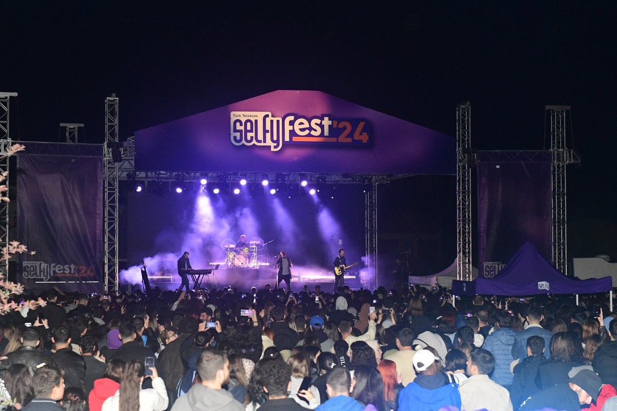 🎤🎶 Binlerce öğrencimiz Bahar Şenlikleri kapsamında düzenlenen Selfy Fest'te Gripin konserinde buluştu.