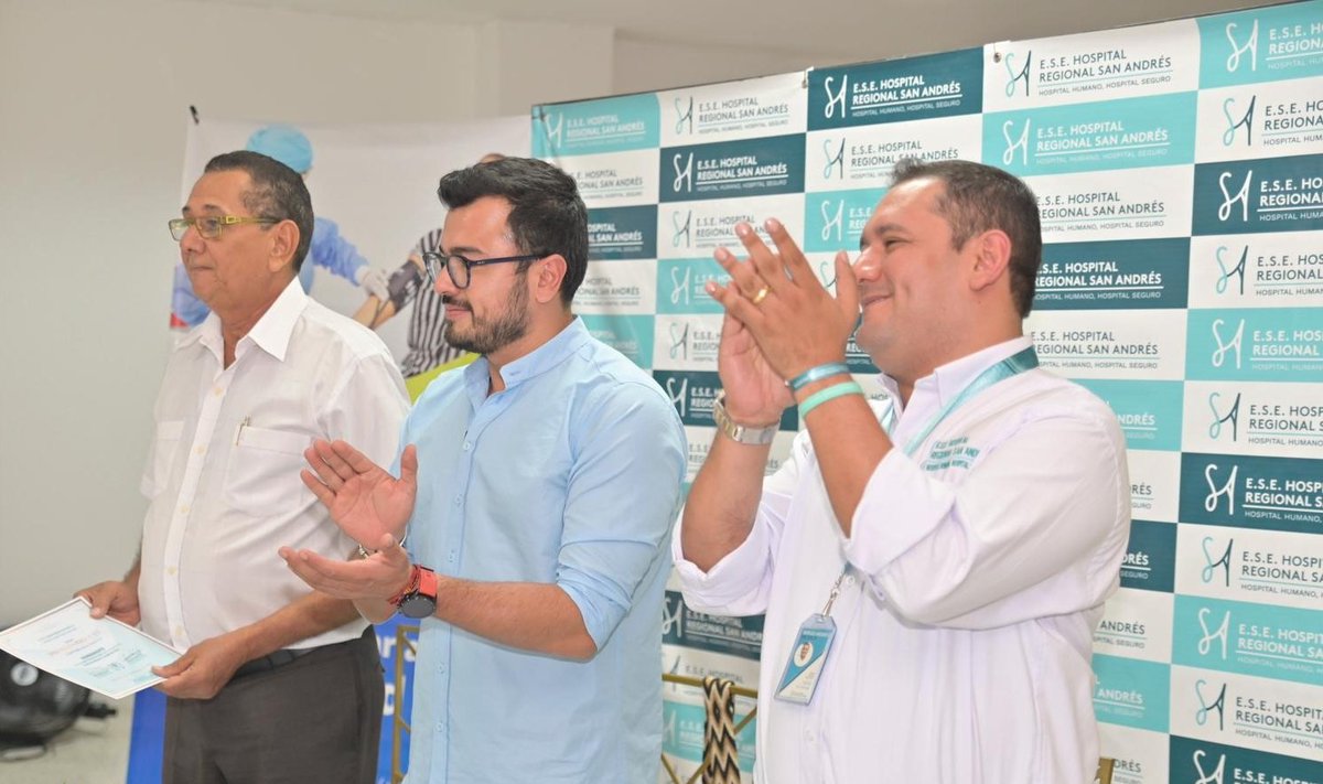 HrsaChiriguana's tweet photo. #HRSATeInforma 🗣️| En compañía del Superintendente @LuisCarlosLealA @Supersalud nombramos a 15 Auxiliares asistenciales en salud.
Desde hoy en adelante integran la planta de personal de carácter temporal, como resultado de la implementación del proceso de Formalización Laboral. https://t.co/84kKSAvDe5