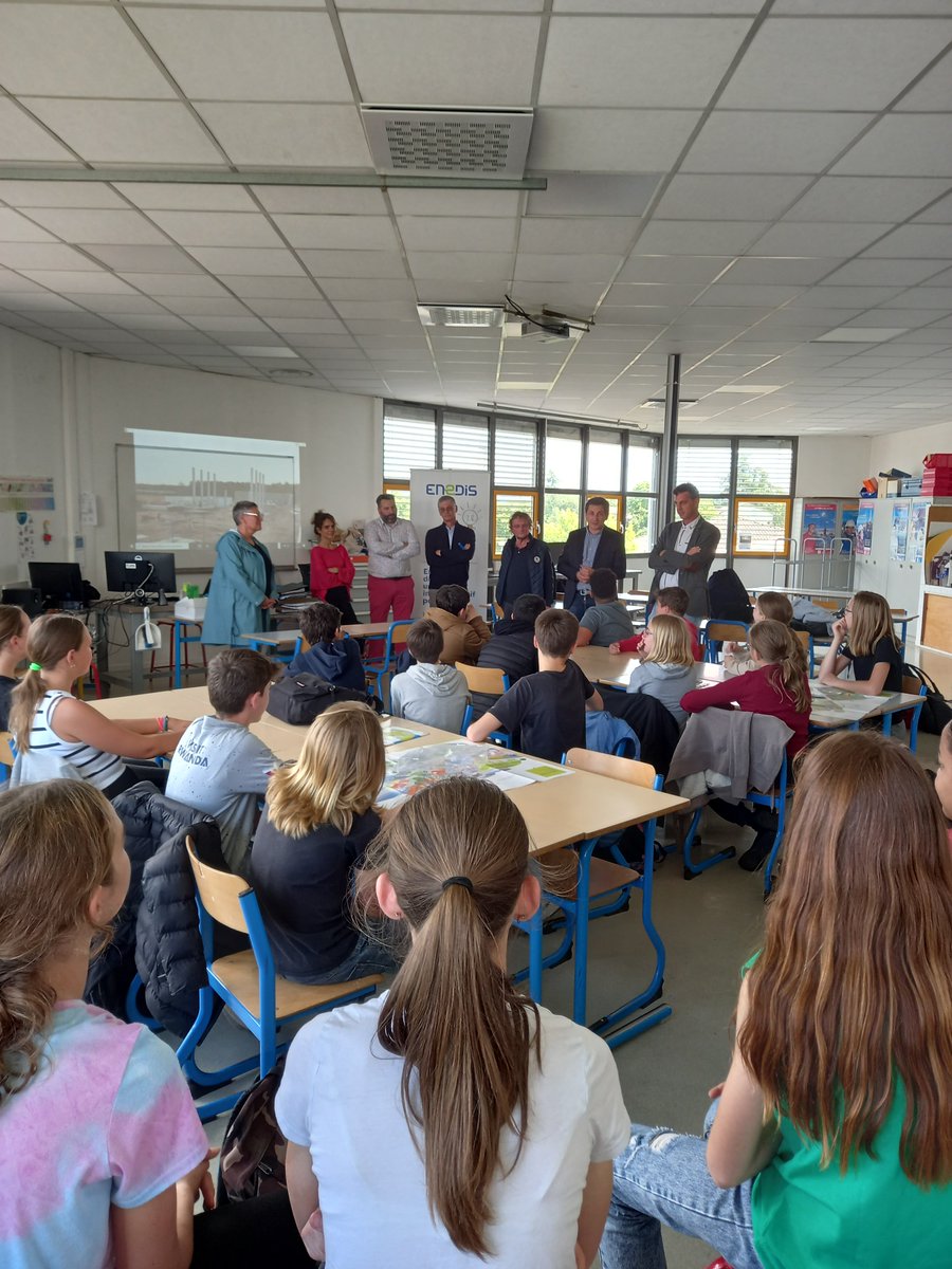 Une classe de 5ème lauréate 2023 au concours organisé par #FORINDUSTRIE .Le directeur territorial d'ENEDIS au collège Fragonard ce jour pour féliciter nos élèves et leurs professeurs. Les collégiens rencontrent des professionnels de l’industrie dans le cadre du parcours Avenir