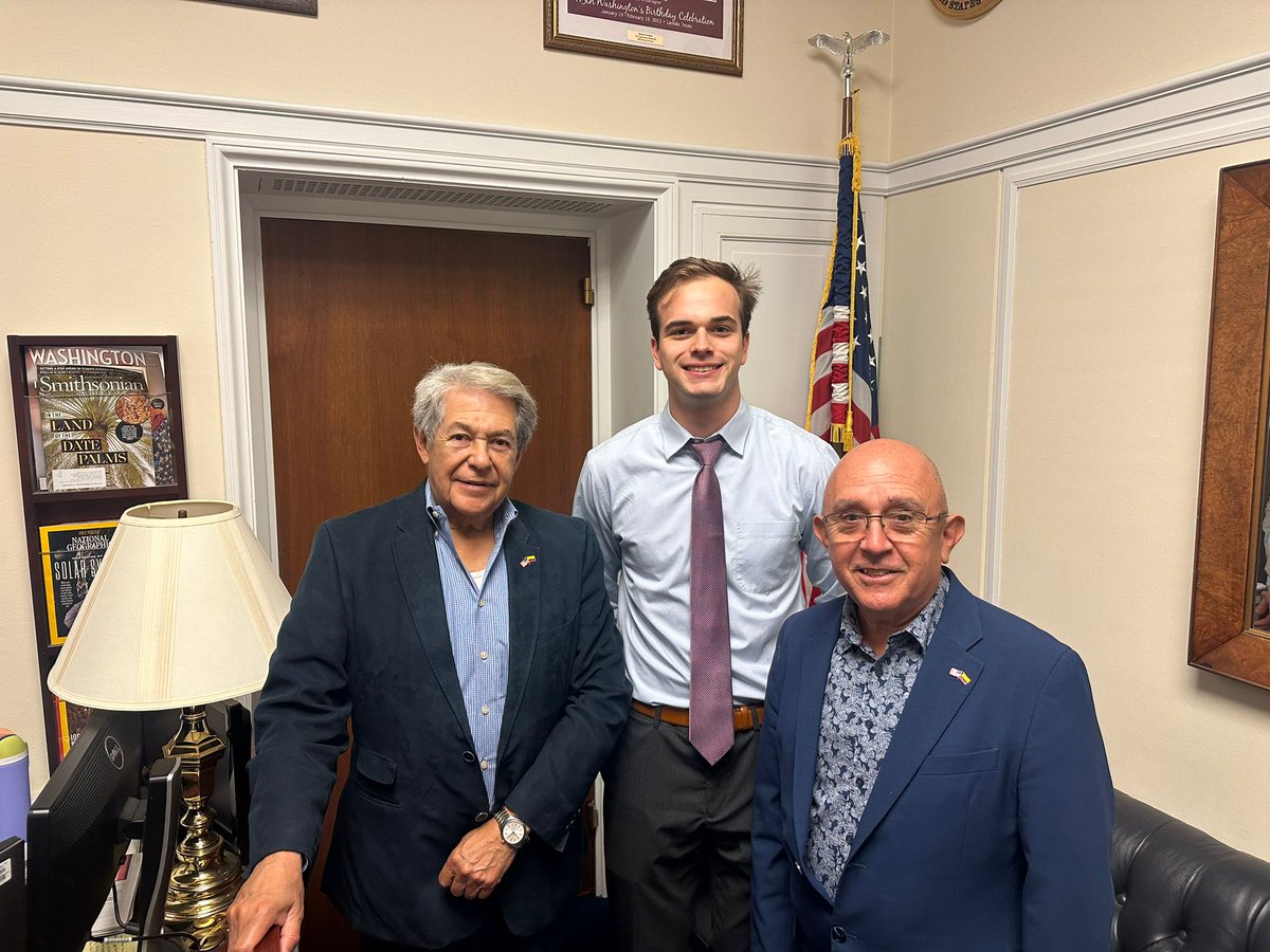 ColombiaHablaUS's tweet photo. Reunión con el equipo del congresista Henry Cuellar. Trabajando para fortalecer alianzas en defensa de la democracia colombiana.
@FabioASays @RepCuellar 
#DelOpinismoAlActivismo https://t.co/QUEjkji38r