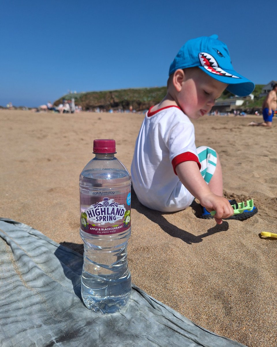 Kaicrtr's tweet photo. 22°C sat on a beach with @Highland_Spring Apple &amp; Blackcurrant water ☀️ 

#Triyituk 
#highlandspring #Cornwall #gifted https://t.co/6X3mqIO6IY