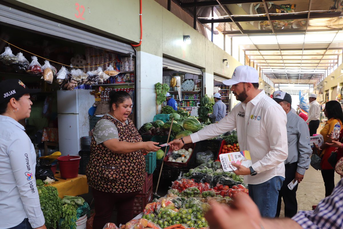 #Hidalgo | ¡En equipo todo es posible! ❤️💛💙
Junto a <a href="/BetoLucateroMX/">Beto Lucatero</a> , nuestro próximo Senador; <a href="/JeoAlBa/">Jeovana alcántar</a> , futura Presidenta Municipal; y mi compañero de fórmula <a href="/RobertoMolinaGr/">Roberto Molina G</a> , recorrimos la colonia Santa María y el mercado de Villa Hidalgo, donde nos han demostrado su apoyo