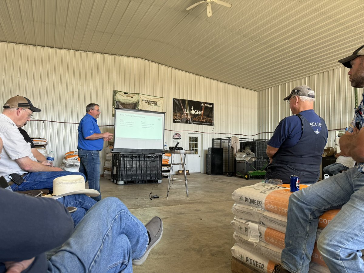 PaulKassel's tweet photo. Pioneer late plant/replant meeting. Lots of questions. 

And lots of acres to get planted and replanted. #rtag @IowaSoybeans https://t.co/4lF7N4xxDV