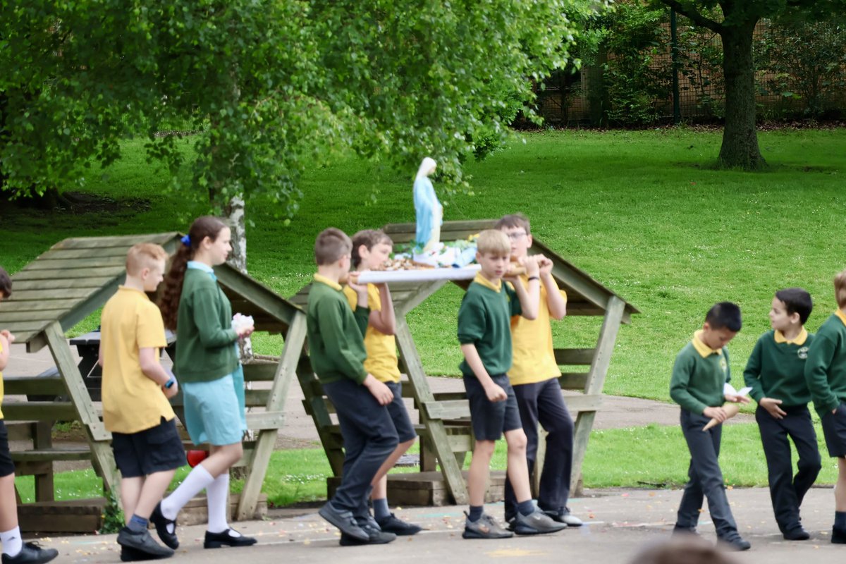 StMarysRCSch's tweet photo. A beautiful #MayProcession for Mary this morning. We were joined by members of the parish and school community to celebrate our patron saint. https://t.co/7SDejffUEH