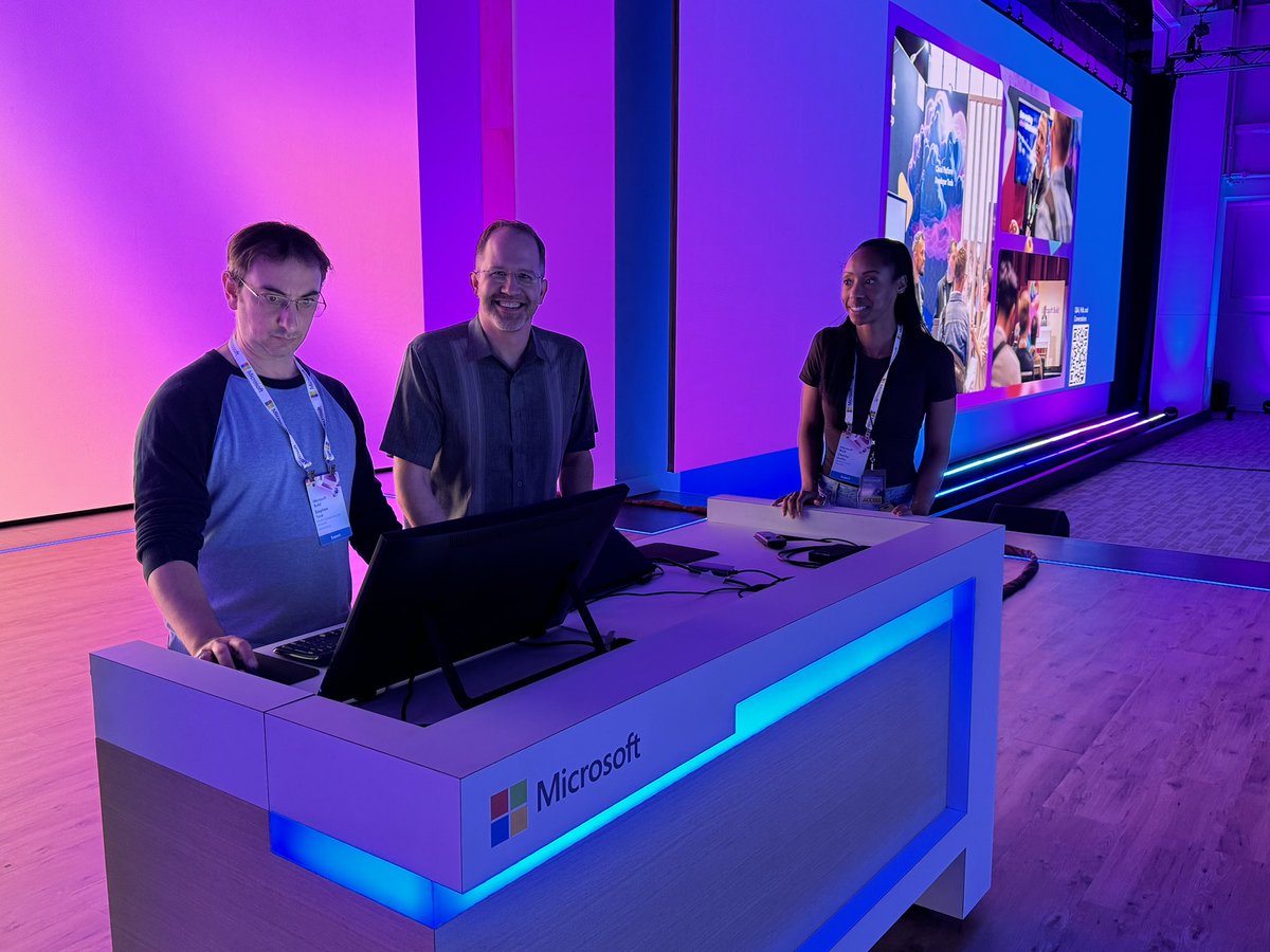 Highly Technical Talk starts at 12:30 with @shanselman and Stephen Toub #MicrosoftBuild