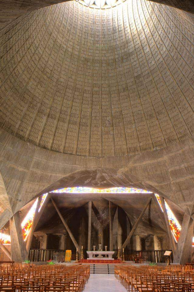 maelassal's tweet photo. Cathédrale du #Sacré_Cœur d'Alger, construite en 1956, devenue la nouvelle cathédrale d’#Alger après que la cathédrale Saint-Philippe eut redevenue mosquée en 1962. Les concepteurs se sont inspirés de l’Évangile selon Jean : "Dieu a planté sa tente parmi nous" 
#Algérie
#الجزائر https://t.co/OoeS0bvVhe