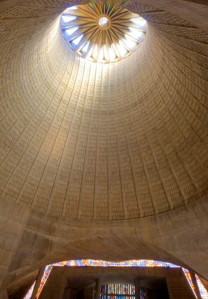 maelassal's tweet photo. Cathédrale du #Sacré_Cœur d'Alger, construite en 1956, devenue la nouvelle cathédrale d’#Alger après que la cathédrale Saint-Philippe eut redevenue mosquée en 1962. Les concepteurs se sont inspirés de l’Évangile selon Jean : "Dieu a planté sa tente parmi nous" 
#Algérie
#الجزائر https://t.co/OoeS0bvVhe