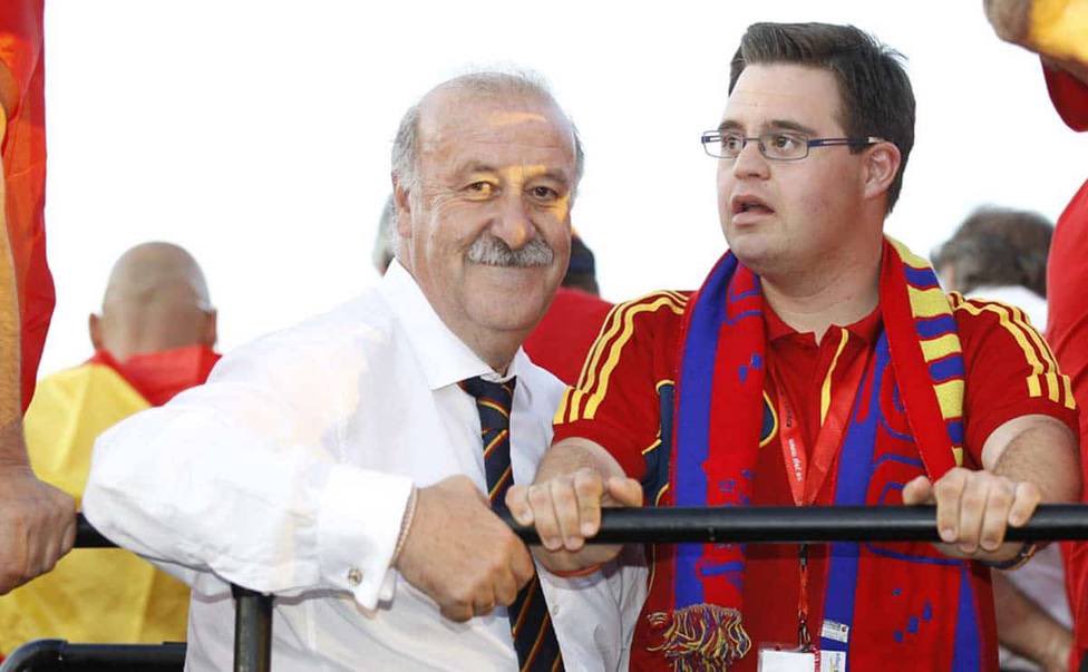 UpdateNotesX's tweet photo. Mi hijo Álvaro me cambió la vida. Al principio fue muy duro, lloramos mucho. Me decía por qué me va a tocar a mí y no a otro. Pero luego la vida nos ha demostrado que hay que relativizar. A día de hoy puedo decir que Álvaro ha sido una bendición, ya no sabríamos vivir sin él. Ahora cuando miro atrás pienso: 'que gilipollas fuimos'. Él nos da tranquilidad. Mi hijo es feliz y contagia felicidad. Es pícaro, pero no sabe qué es la maldad.

Vicente del Bosque