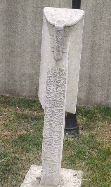 Edirnekapı mezarlığında bulunan börklü bir yeniçeri şehidesi.