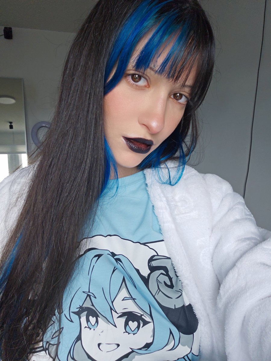 Digging the goth black lipstick, can you guess what I'll be cosplaying today? https://t.co/dHOrRWr3ie