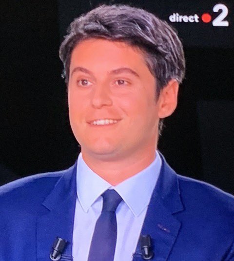 ElisaMaFrance's tweet photo. 🔴Débat Bardella /Attal

🔴L’arrogance et le sourire niais en permanence de #Attal et du niveau 6ème 🤷‍♀️
🔴Couper la parole et mentir à répétition, tel son maître…
Je lâche l’affaire 😉
➡️ Bruce Willis sur la 6 👍 https://t.co/oRfVP20gFH
