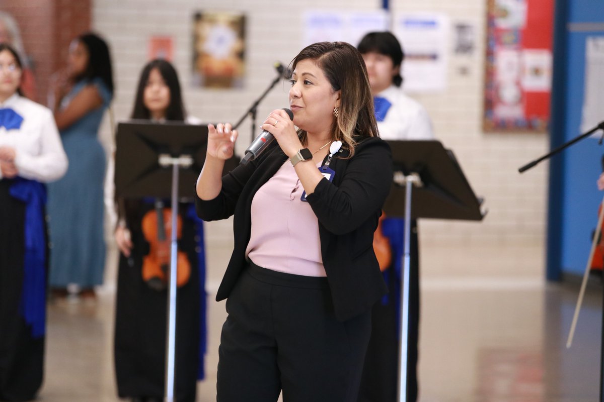 AustinISD's tweet photo. Every leader counts, and today, we celebrate our #AISDParentChampions who are making a difference in the lives of parents and their communities. 🌍✨

#AISDParentChampions #MakeADifference #FamiliesAsPartners @famaspartners @AISD_SEL_CPI https://t.co/CyKTfaqKXb