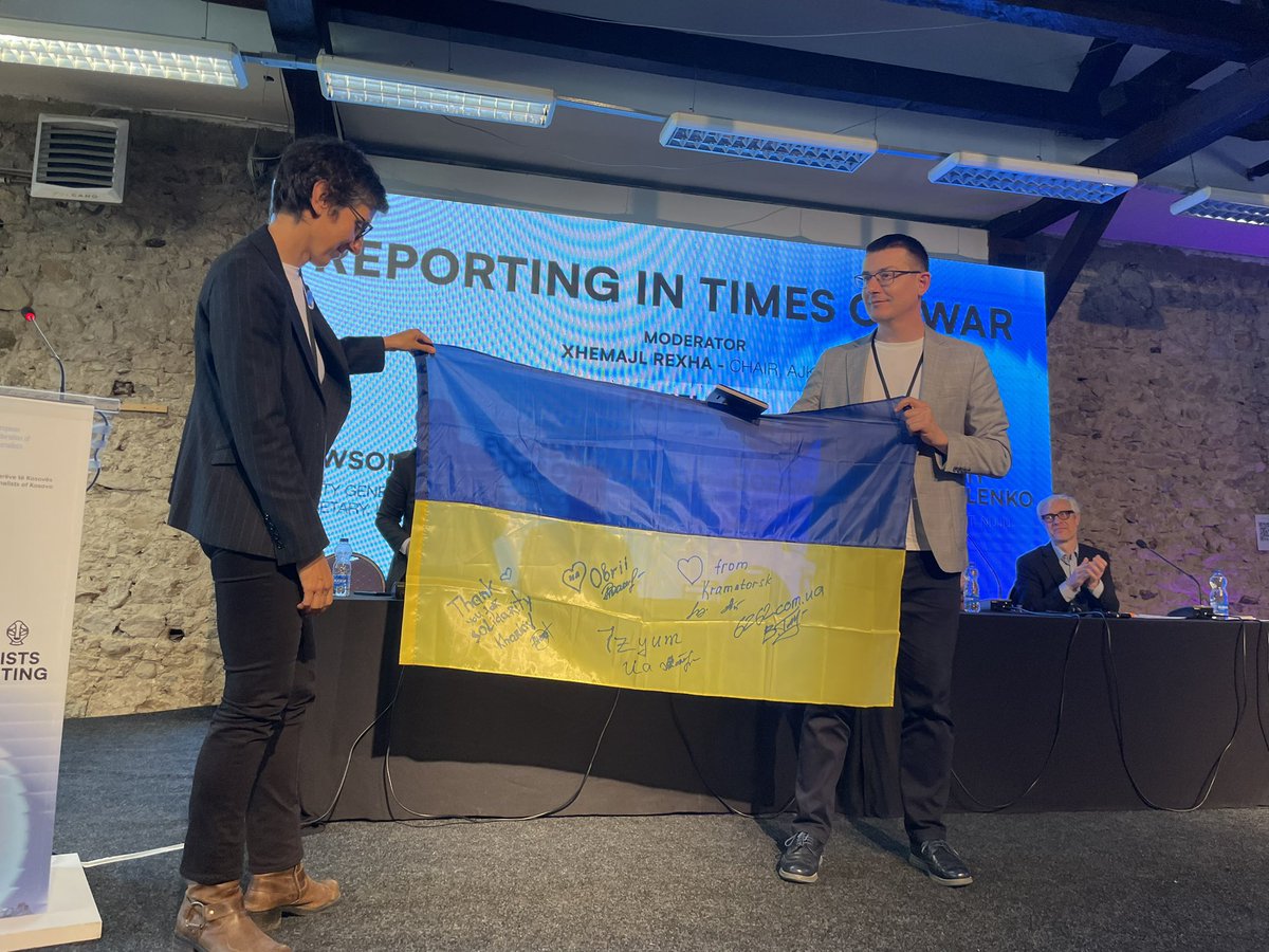 Incredibly moving moment when Sergiy Tomilenko, chair of the National Union of Journalists of 🇺🇦, handed over a flag signed by his colleagues reporting from the frontline near Charkiv, to the chair of the @EFJEUROPE at their annual conference in 🇽🇰 #StandWithUkraine