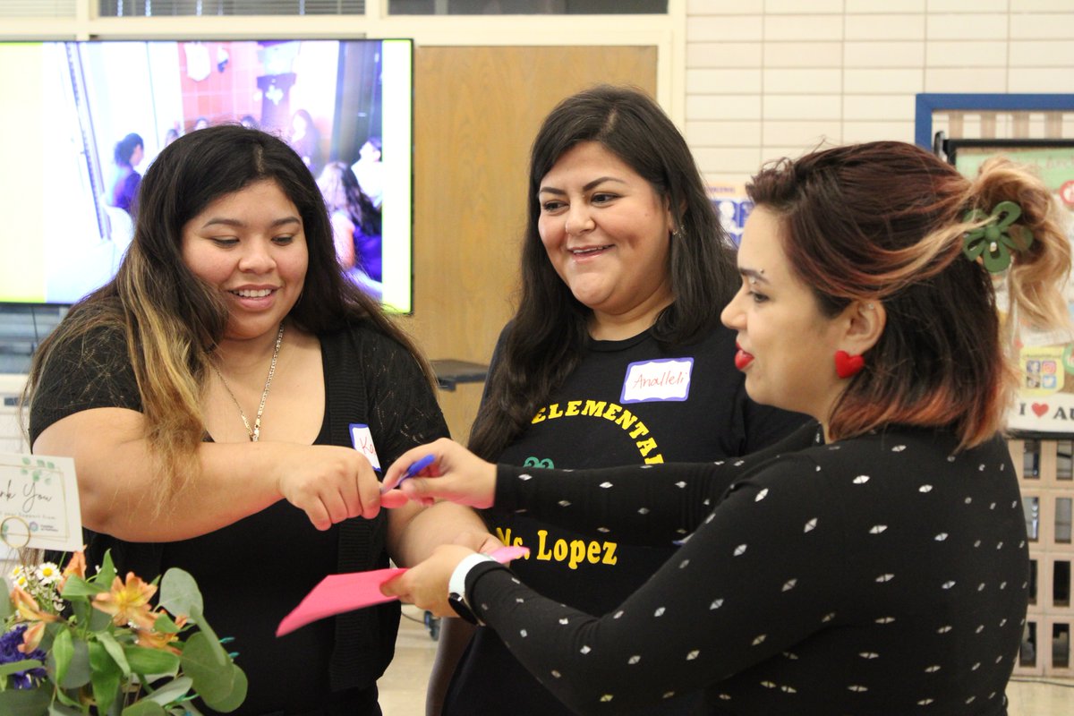 AustinISD's tweet photo. Every leader counts, and today, we celebrate our #AISDParentChampions who are making a difference in the lives of parents and their communities. 🌍✨

#AISDParentChampions #MakeADifference #FamiliesAsPartners @famaspartners @AISD_SEL_CPI https://t.co/CyKTfaqKXb